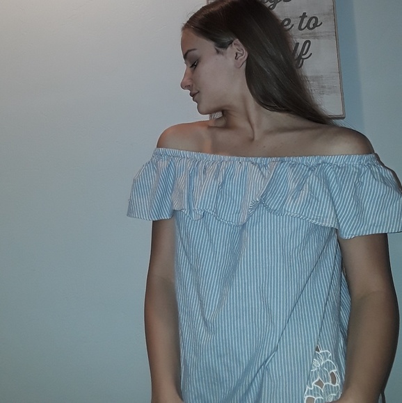 Adorable Off The Shoulder Flowy  shirt - Picture 2 of 2